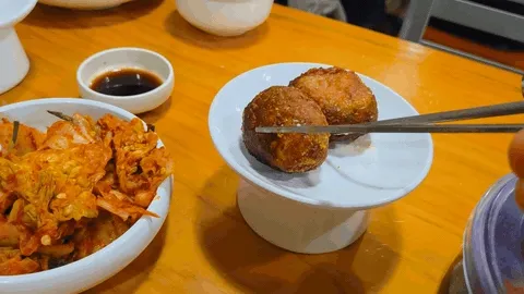 복닭을 집어 올리는 순간 (움짤)