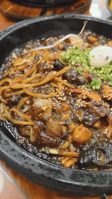 돌판 짜장이 끓는 순간 — 소스가 자글자글 올라옵니다 (움짤)