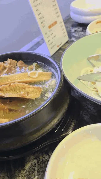 갈비탕에서 고기와 당면을 건져 올리는 모습 (움짤)