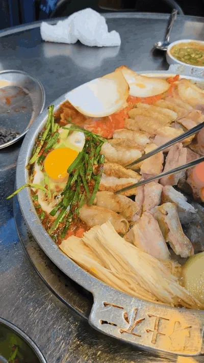 집게로 집어 올리는 순간 (움짤)