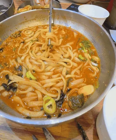 장칼국수 면을 들어 올리는 순간 (움짤)