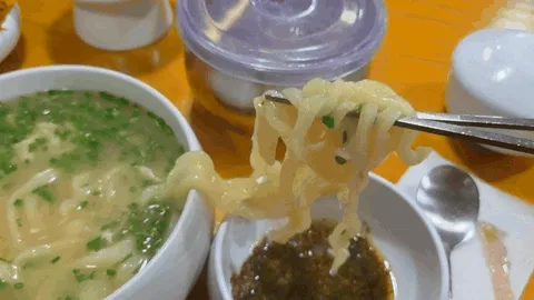들기름장에 면을 찍는 순간 (움짤)