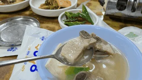 숟가락으로 건져 올린 갈비 한 점 (움짤)