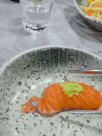 와사비를 직접 올린 연어초밥 한 점 (움짤)