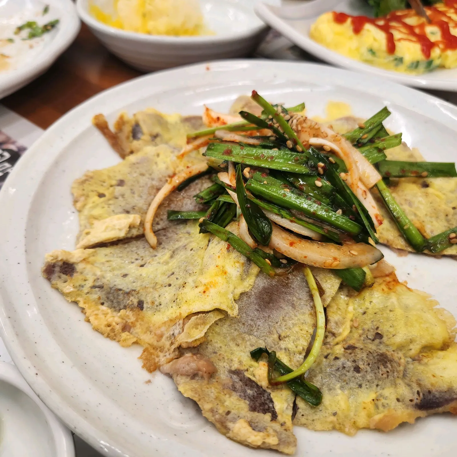 육전 위에 부추무침 — 반찬인데 요리 같은 접시