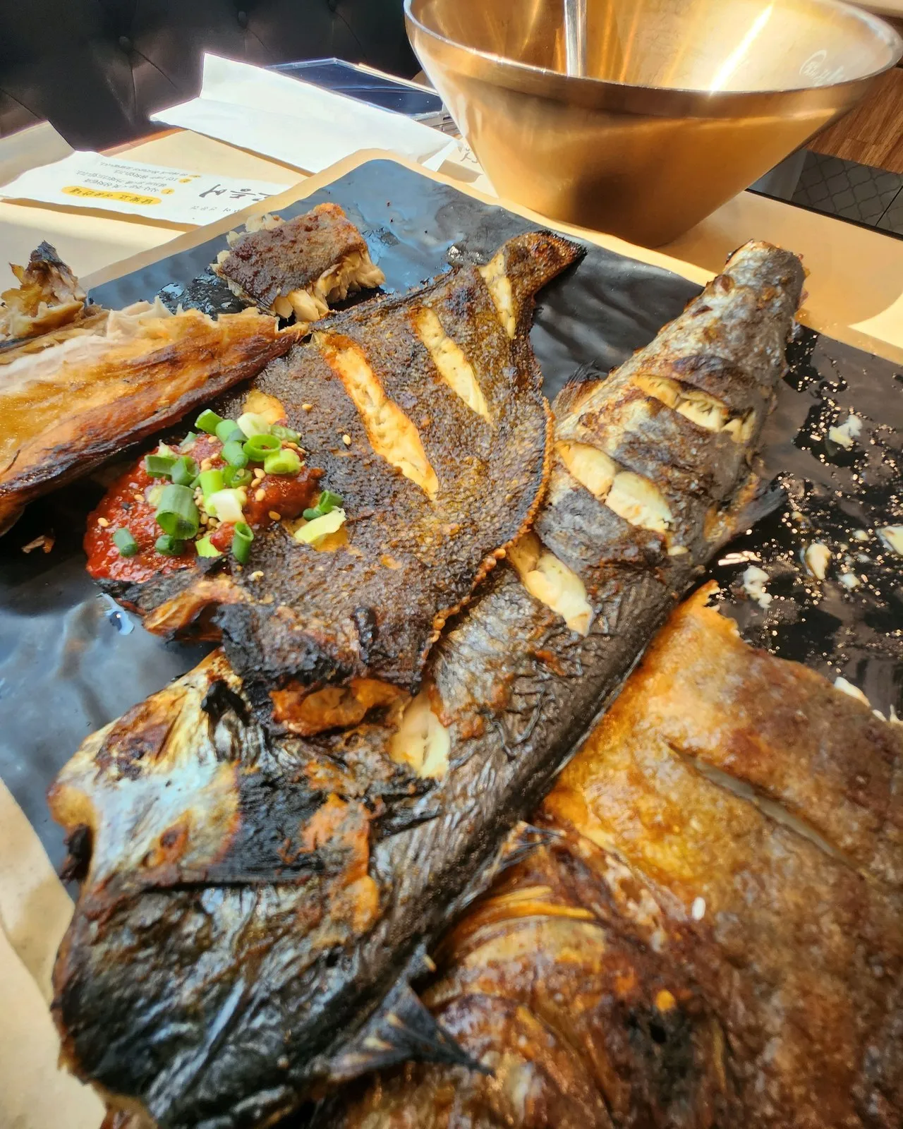 생선구이 한 판 — 고등어를 비롯해 생선 여러 마리가 한 접시에 담겨 나옵니다