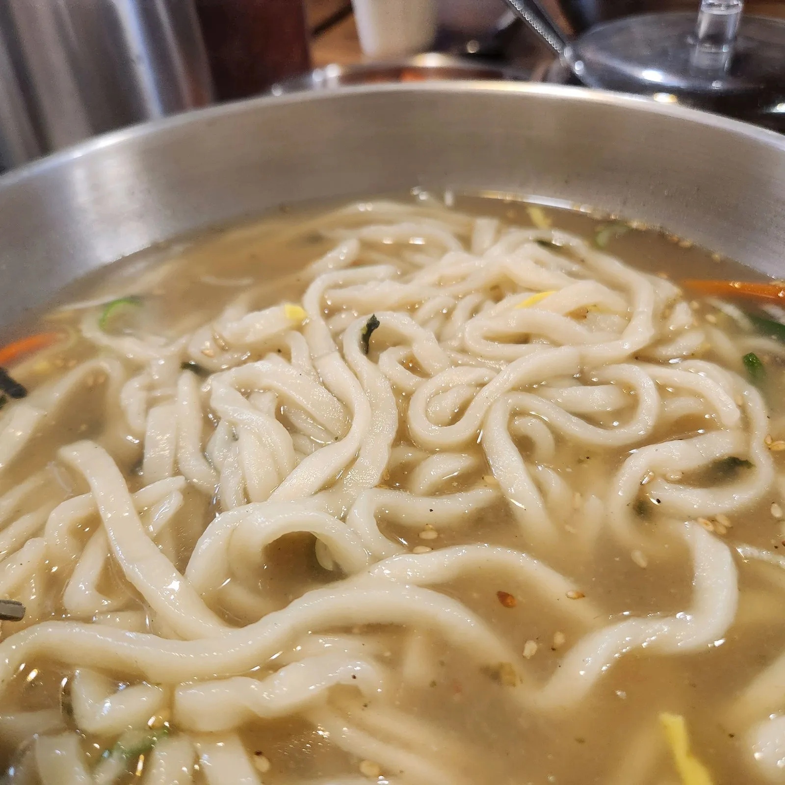 칼국수 — 맑은 국물에 쫄깃한 면, 야채와 깨가 들어갑니다