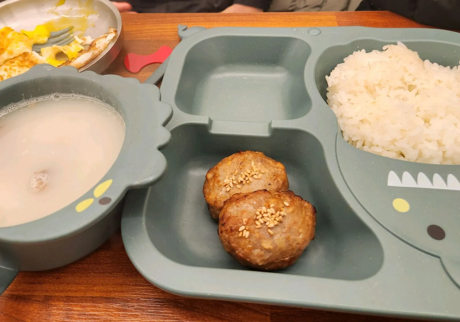 아이 식판 — 밥, 고기 완자 두 개, 뽀얀 국