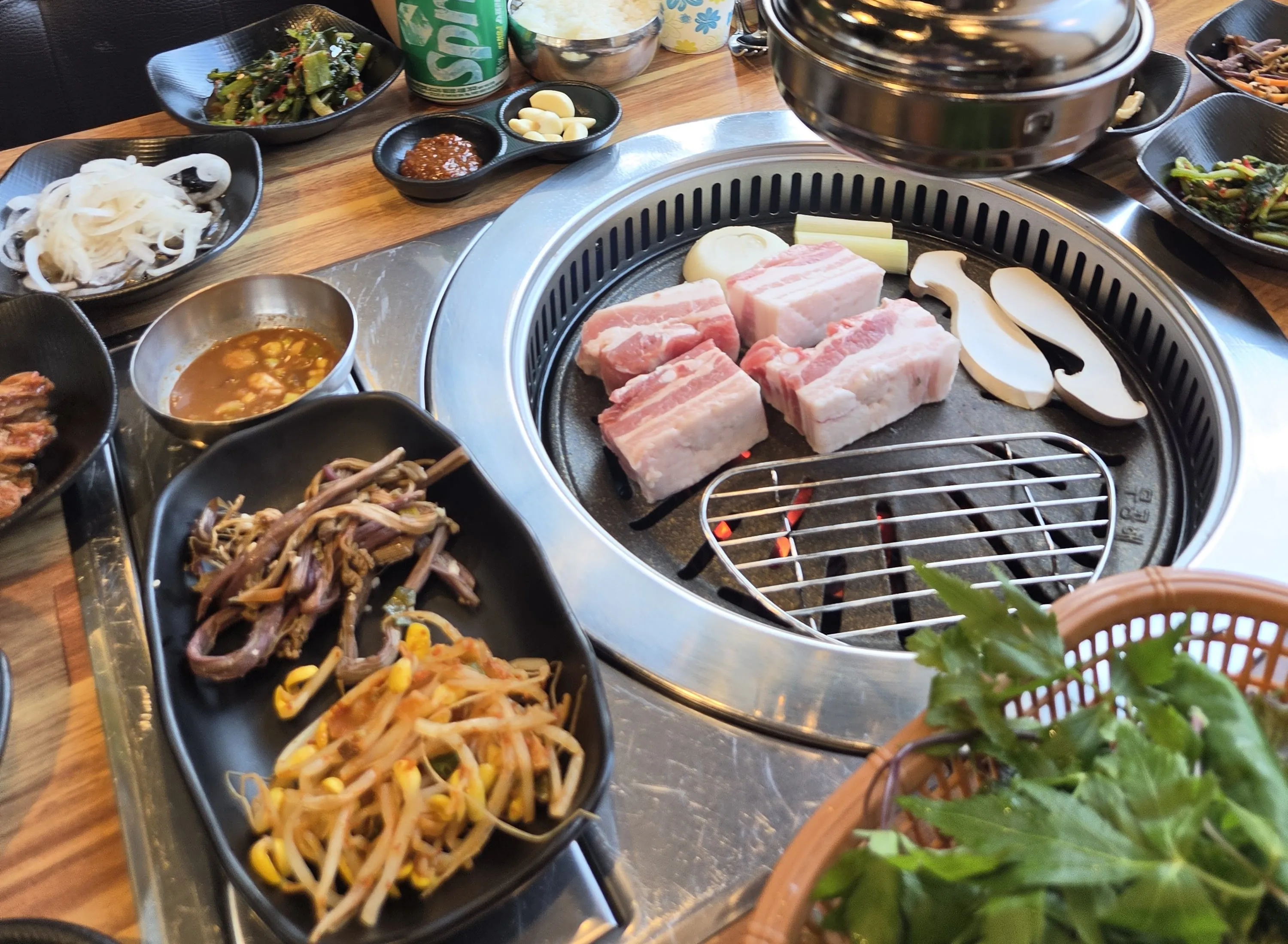 한 상 — 불판 주변을 반찬이 빙 둘러쌉니다
