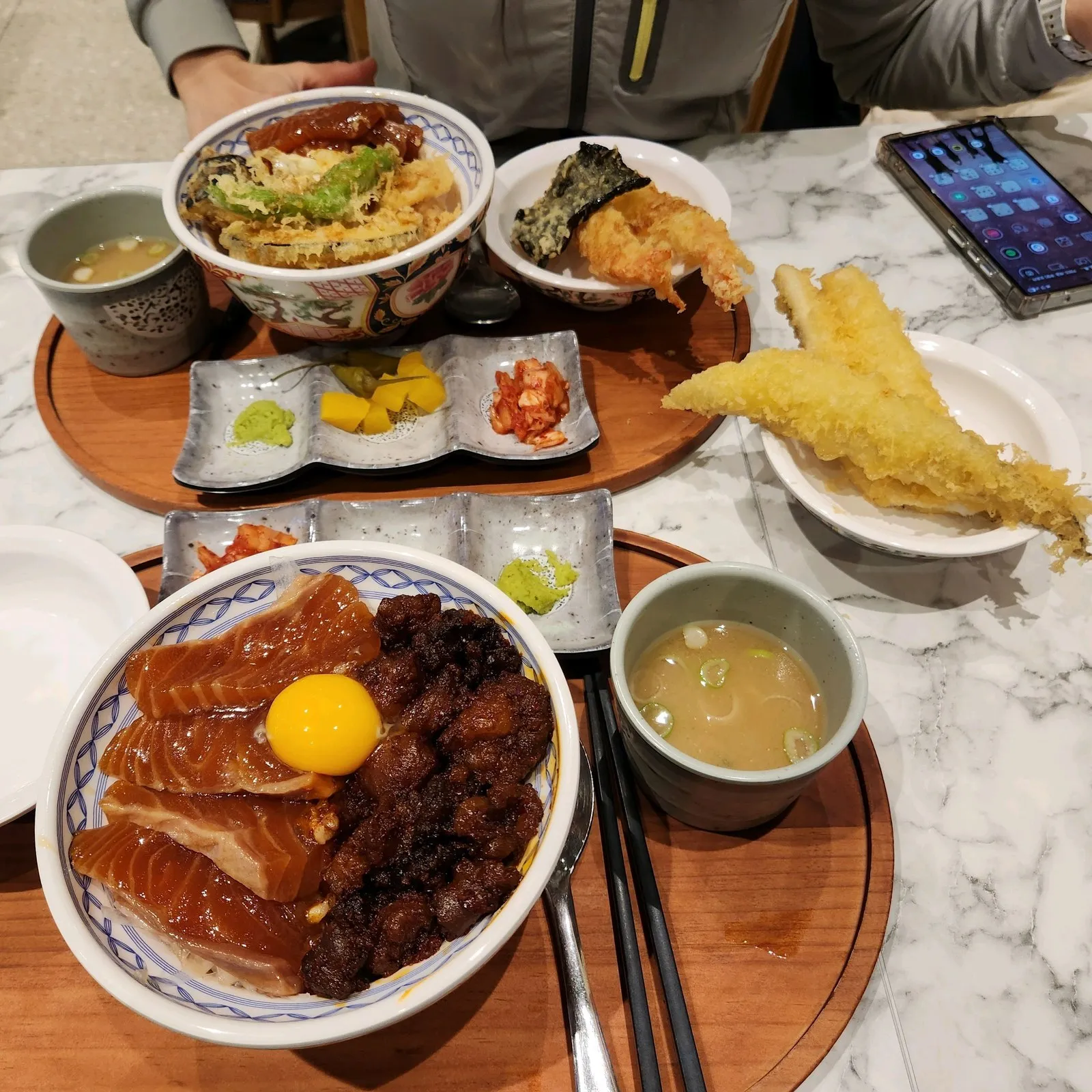 상이 다 차려진 모습 — 쇼유사케 에비텐동, 쇼유사케 호르몬동, 그리고 따로 시킨 자연산 붕장어 튀김