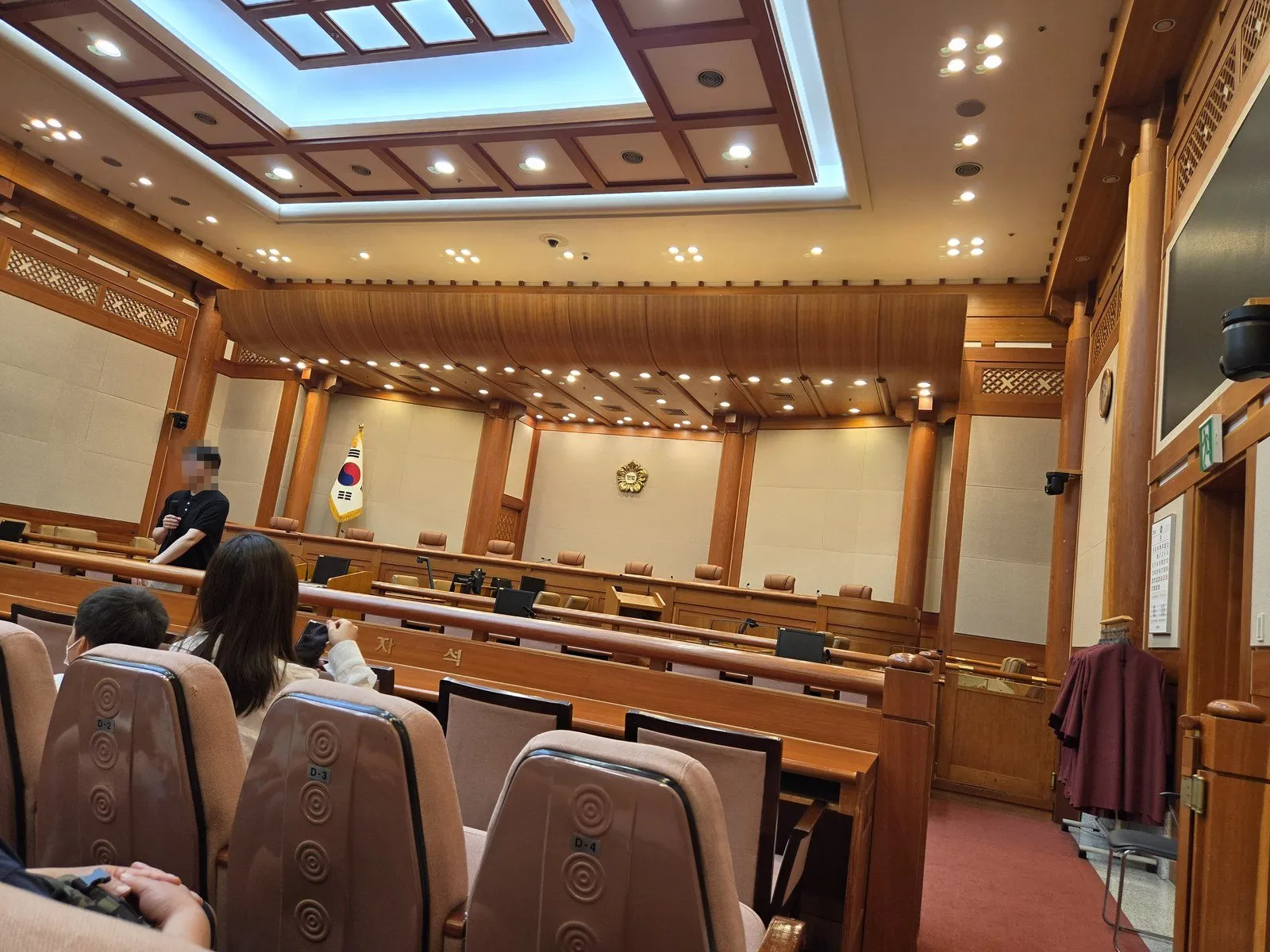 大審判廷の傍聴席から — 裁判官席と太極旗が目の前に