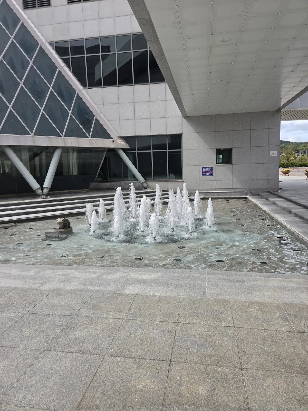보석박물관 입구 앞 분수