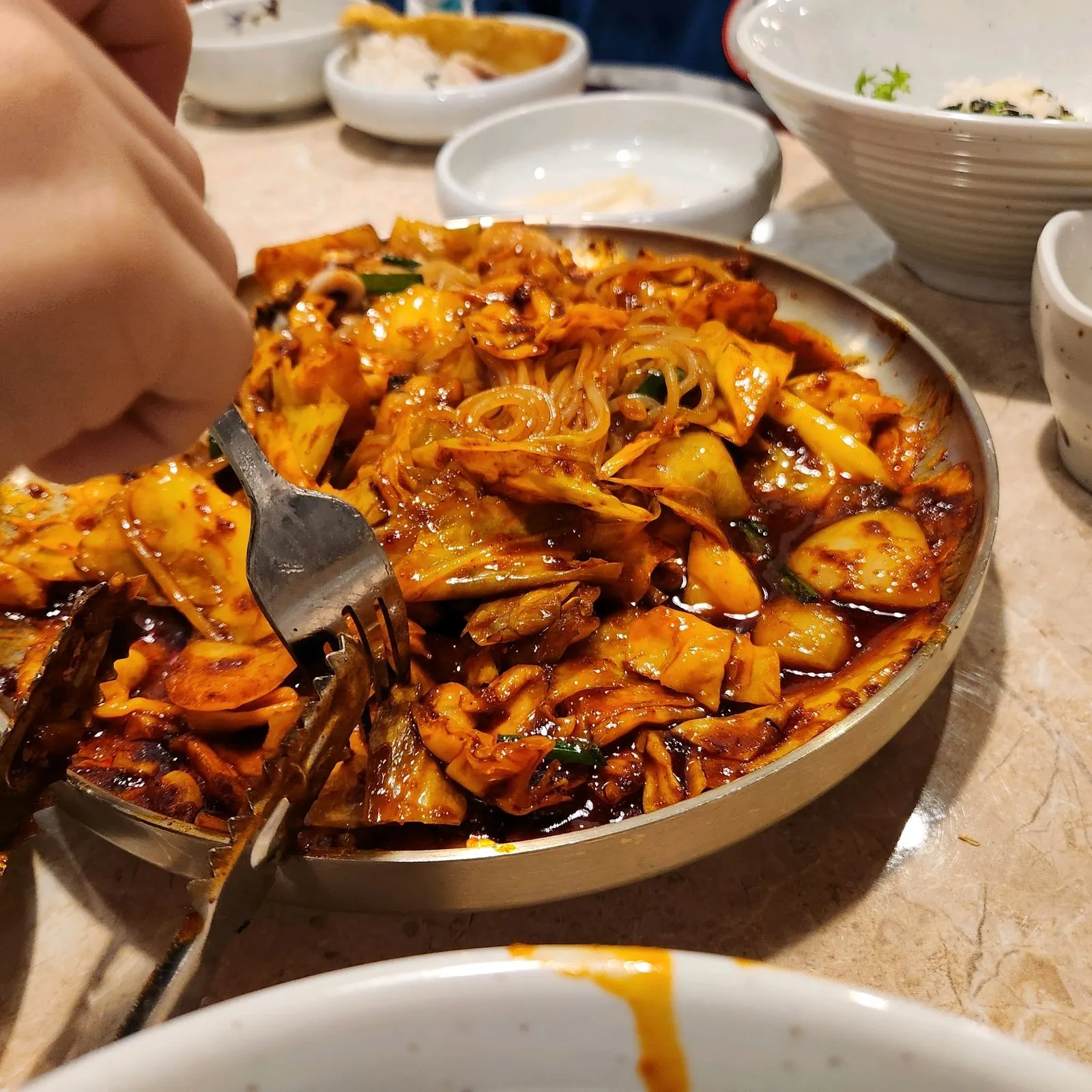 매콤 볶음 — 당면과 야채가 많아 식감이 풍부합니다