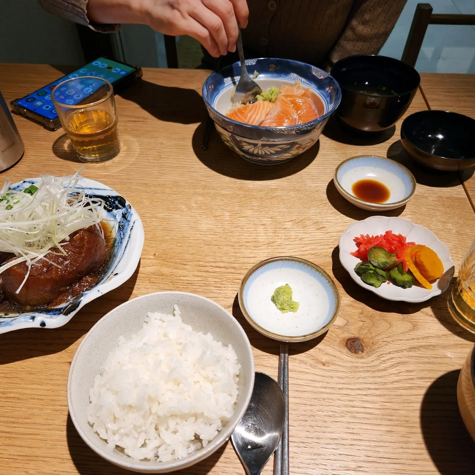 상차림 — 연어덮밥과 조림, 밥 한 공기, 국, 와사비·간장 종지와 절임 반찬