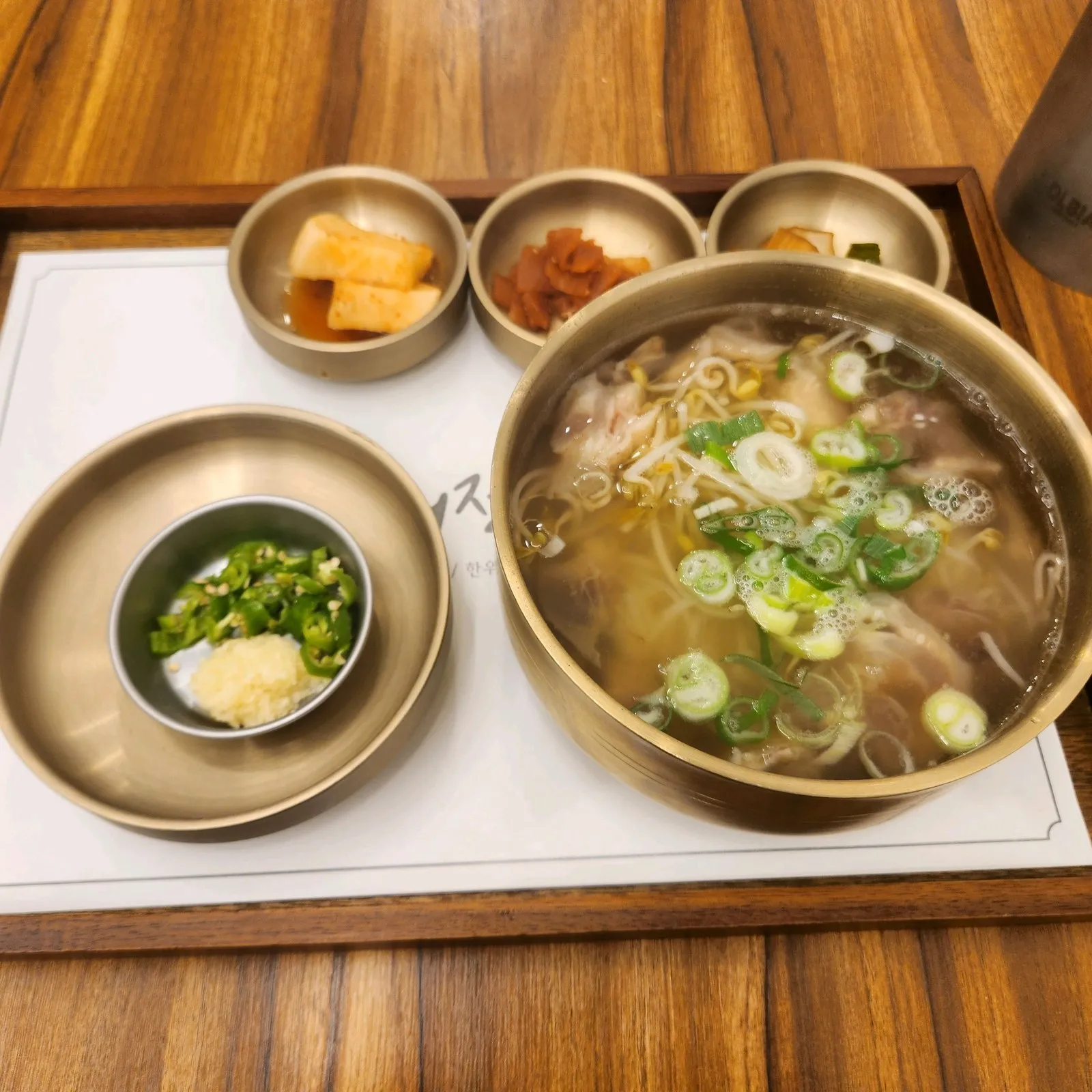 상차림 — 온면 한 그릇에 기본 반찬 세 가지, 다진 마늘과 고추는 따로 냅니다
