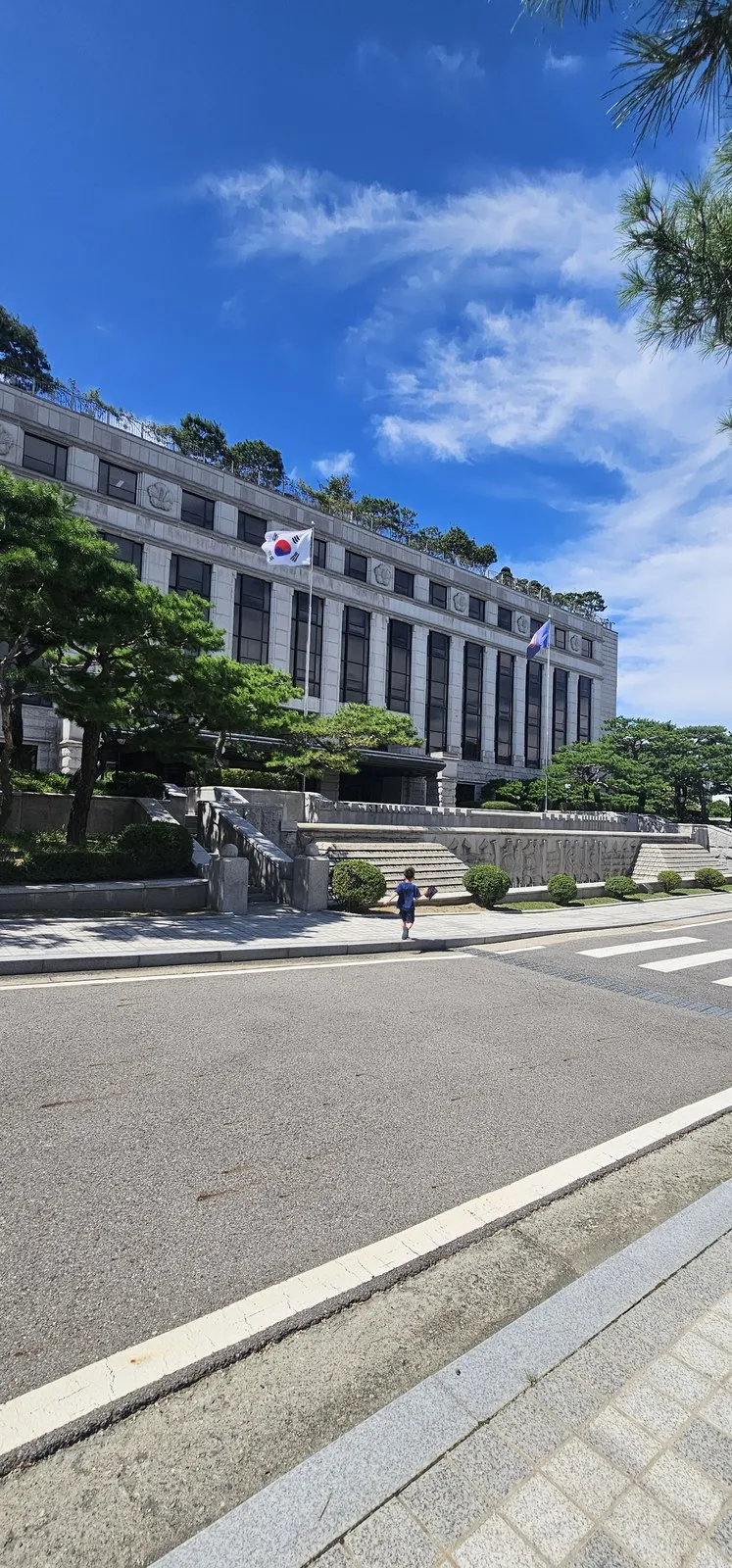 파란 하늘 아래 헌법재판소 — 도착하자마자 아이가 먼저 뛰어갑니다