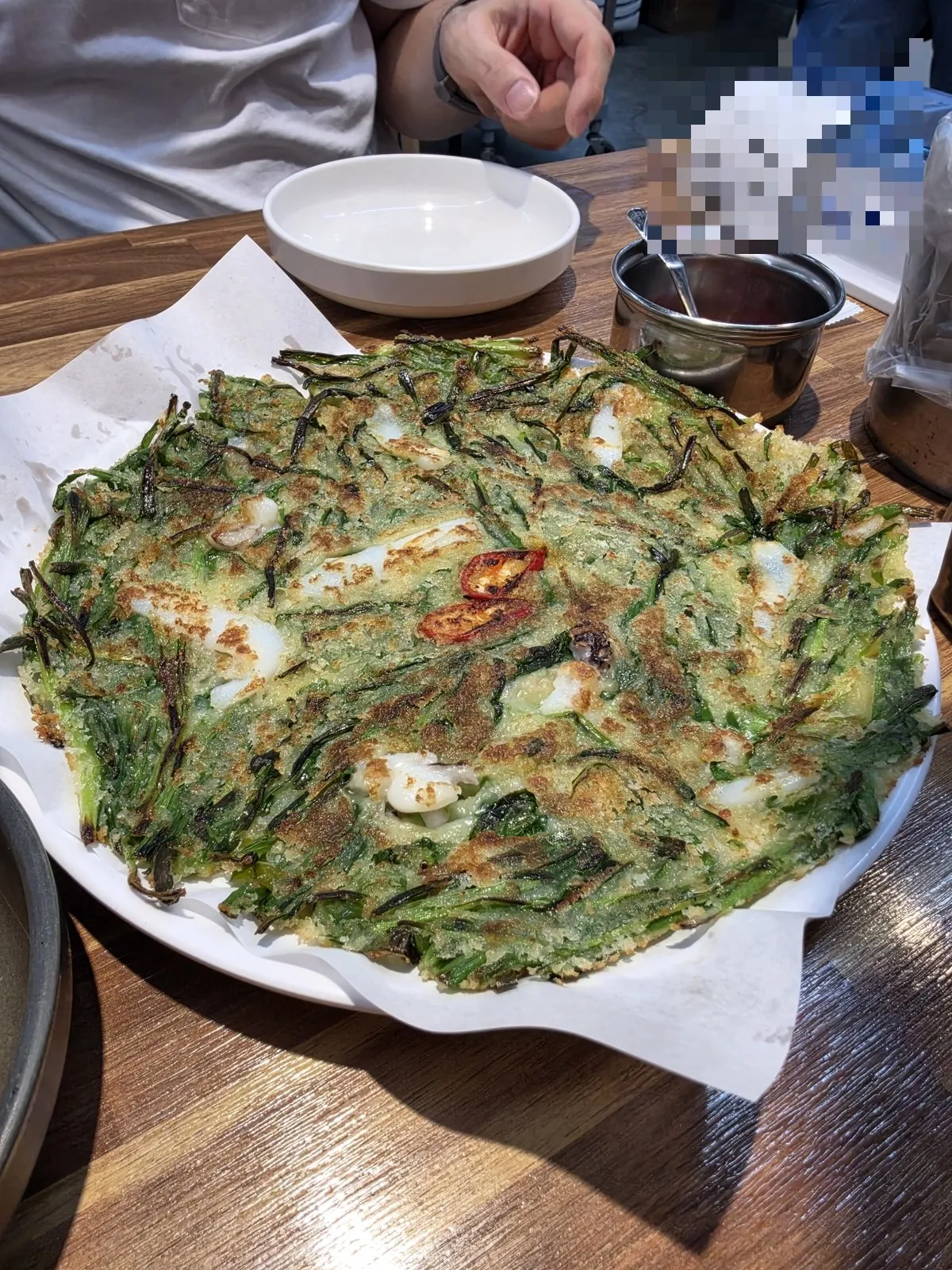 갑오징어부추전 — 부추를 가득 넣고 얇게 부쳐 가장자리가 바삭합니다