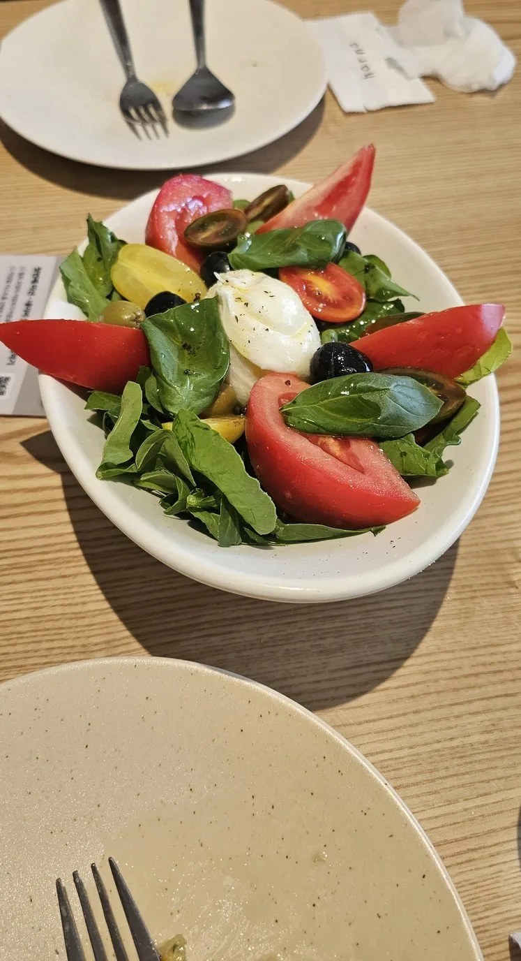 카프레제 부라타 — 토마토·바질·올리브 위에 부라타 한 덩이