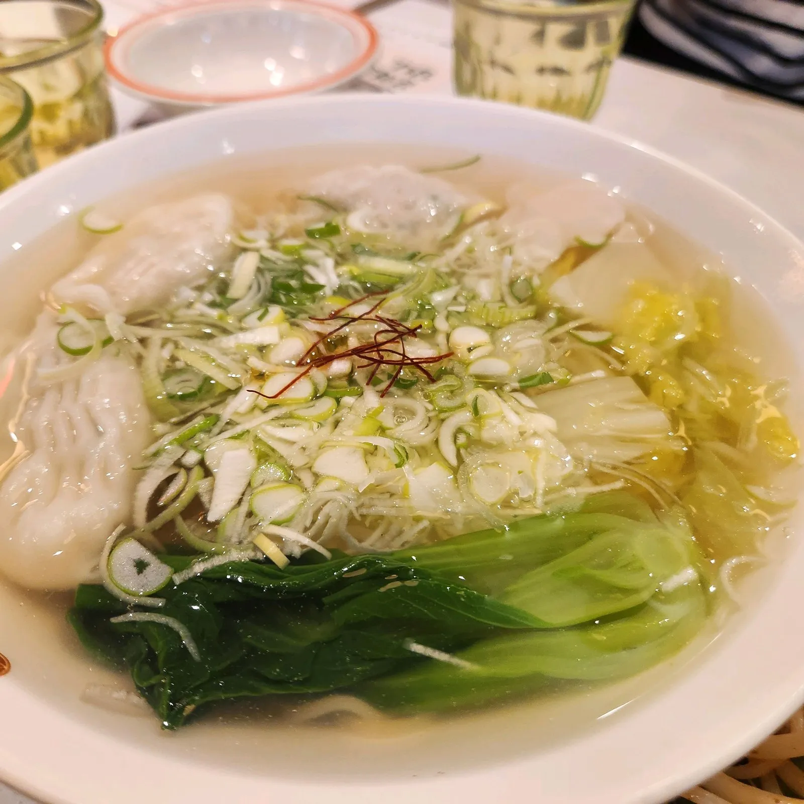 국물 메뉴 — 맑은 국물에 만두와 청경채, 파채
