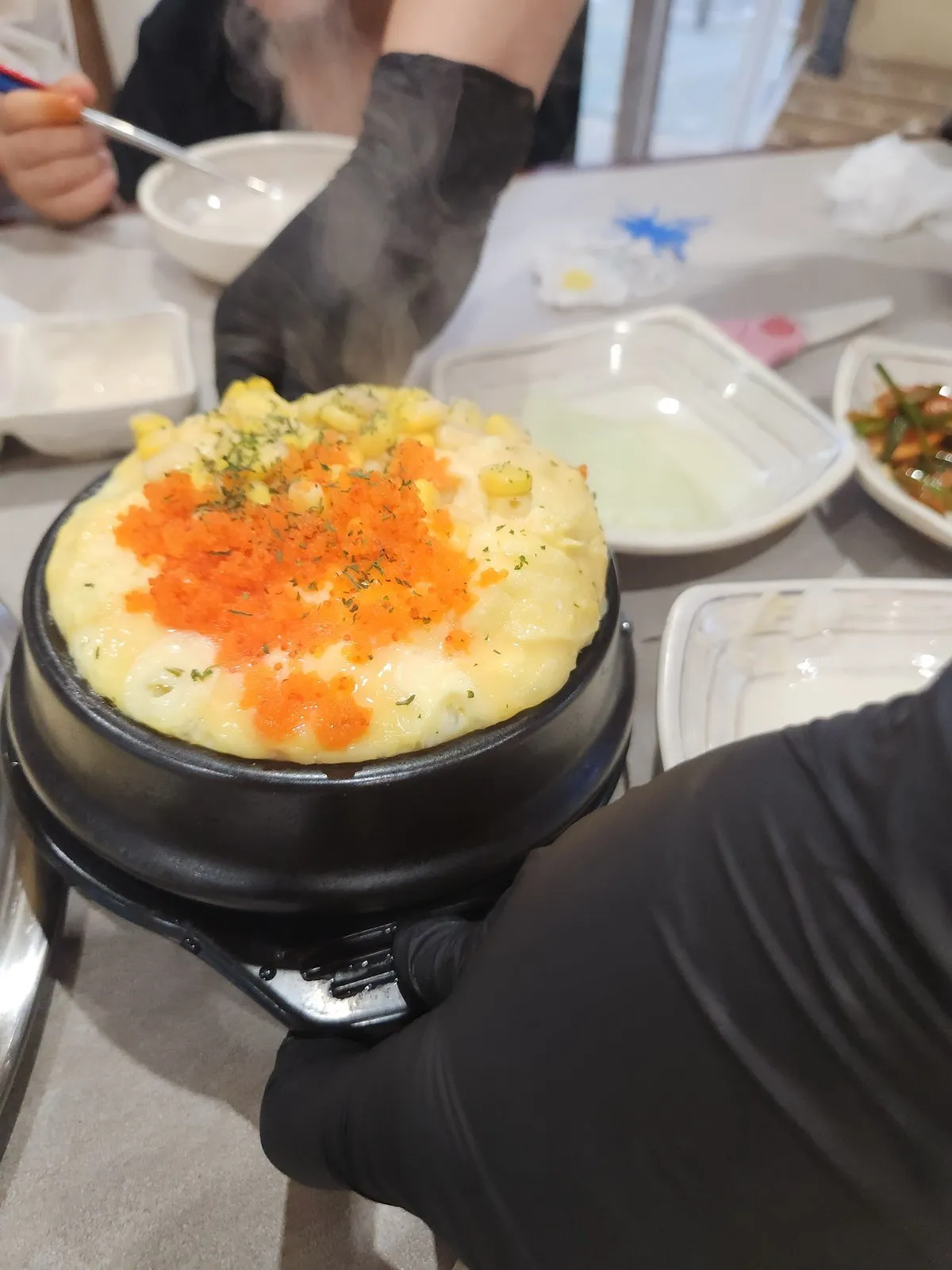 계란폭탄 — 몽글한 계란 위에 날치알과 옥수수, 치즈가 올라갑니다