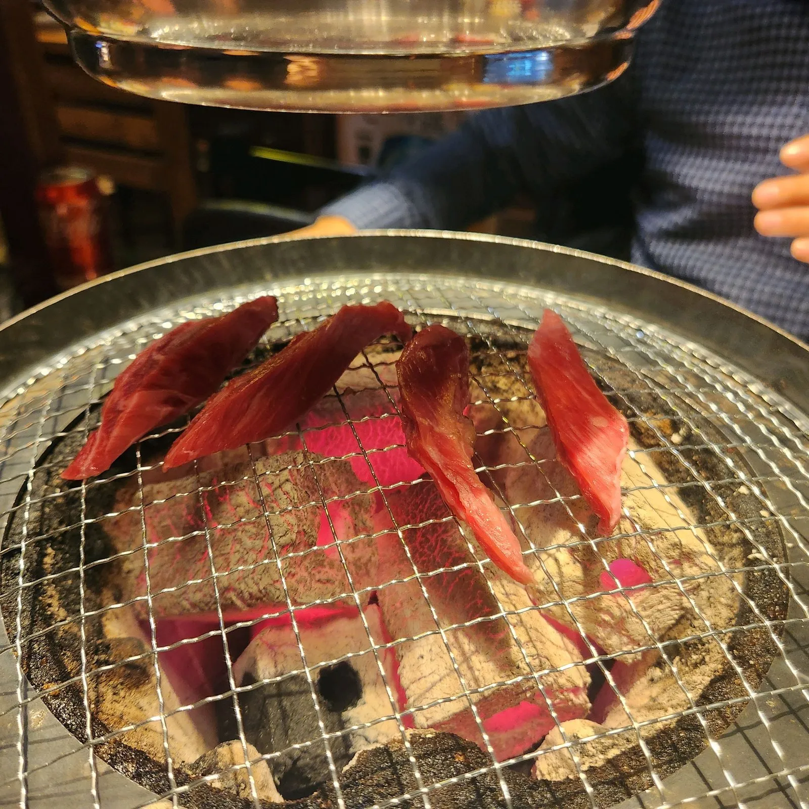 석쇠 위에 몇 점씩 — 개인 화로라 딱 먹을 만큼만 올립니다