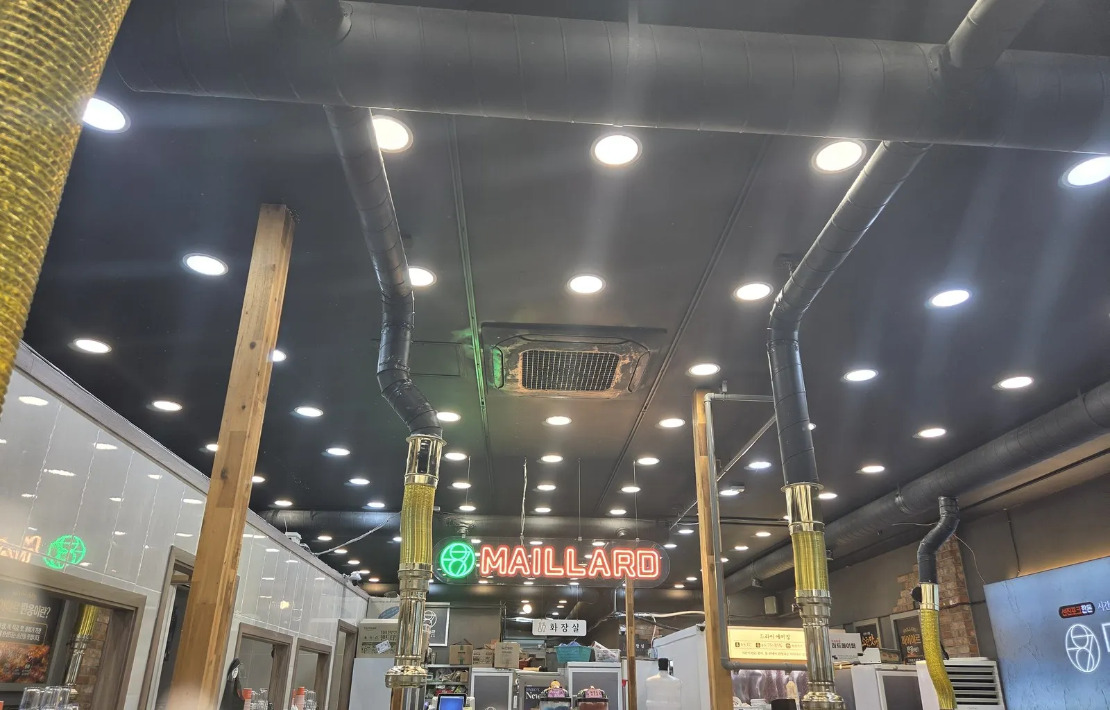 MAILLARD 네온사인과 천장 연통, 안쪽의 드라이에이징 안내판