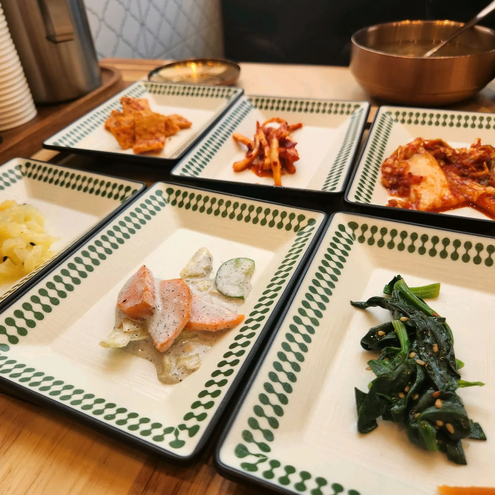 셀프 코너에서 담아 온 반찬 — 접시마다 조금씩 여섯 가지