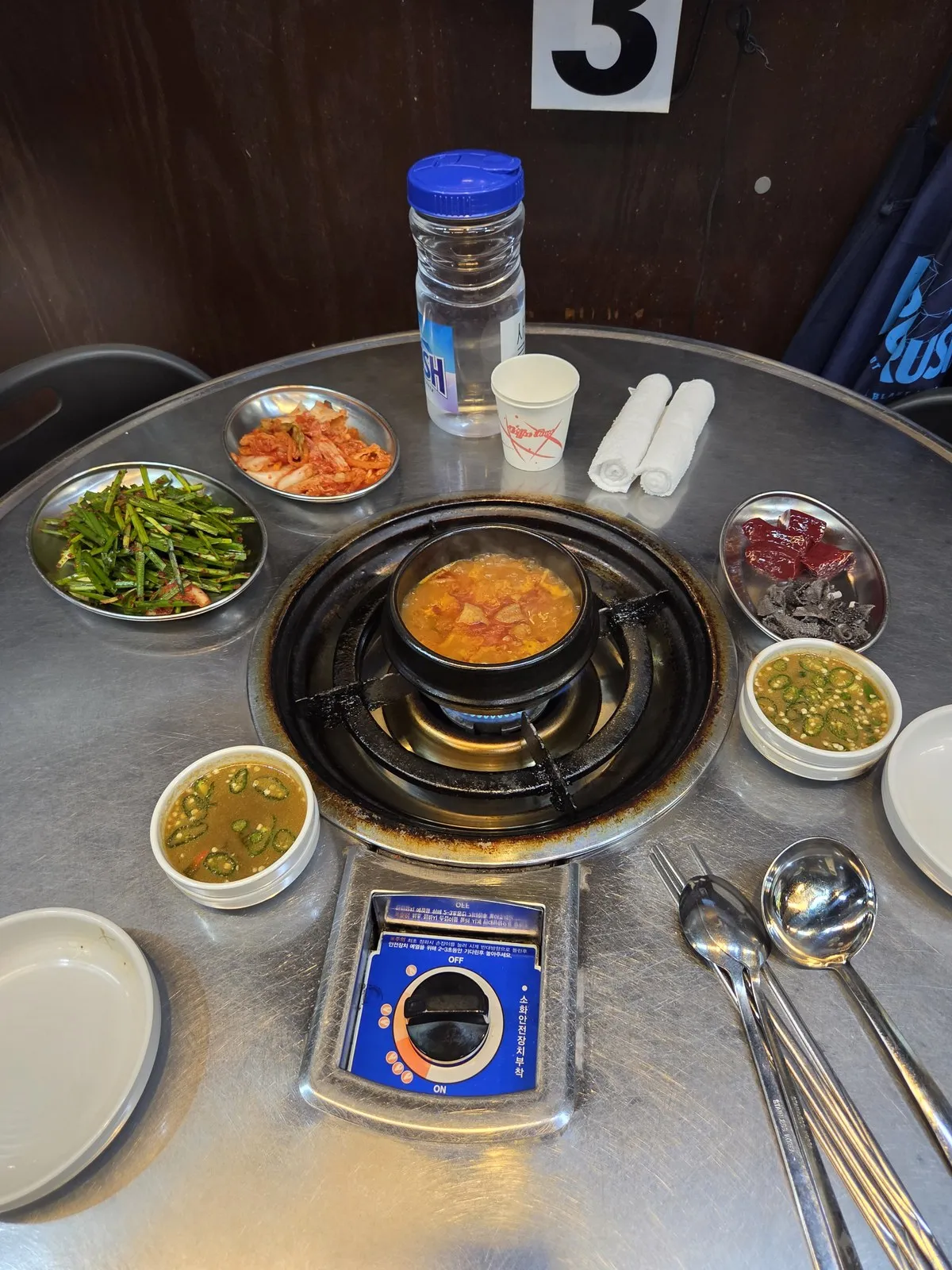 상차림 — 가운데 뚝배기에서 끓는 된장찌개