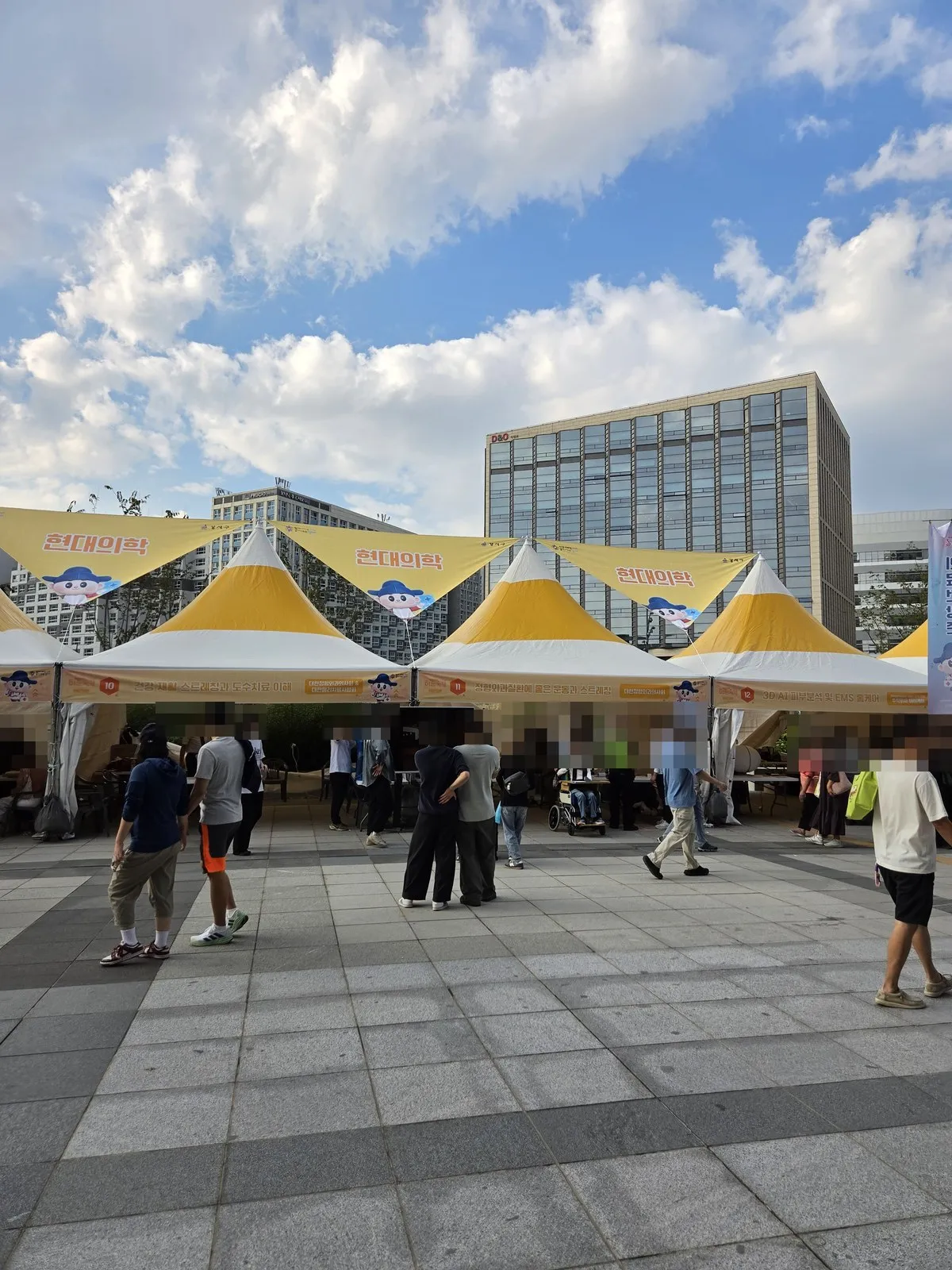 Yellow "Modern Medicine" booths · No. 10 Rehab stretching and understanding manual therapy, No. 11 Exercise and stretching for orthopedic conditions, No. 12 3D AI skin analysis and EMS home care