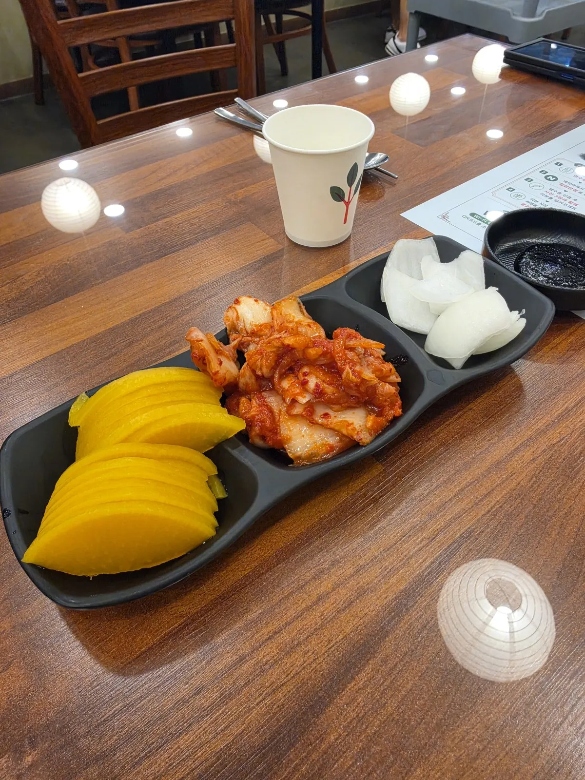 밑반찬은 단무지·김치·양파 기본 구성