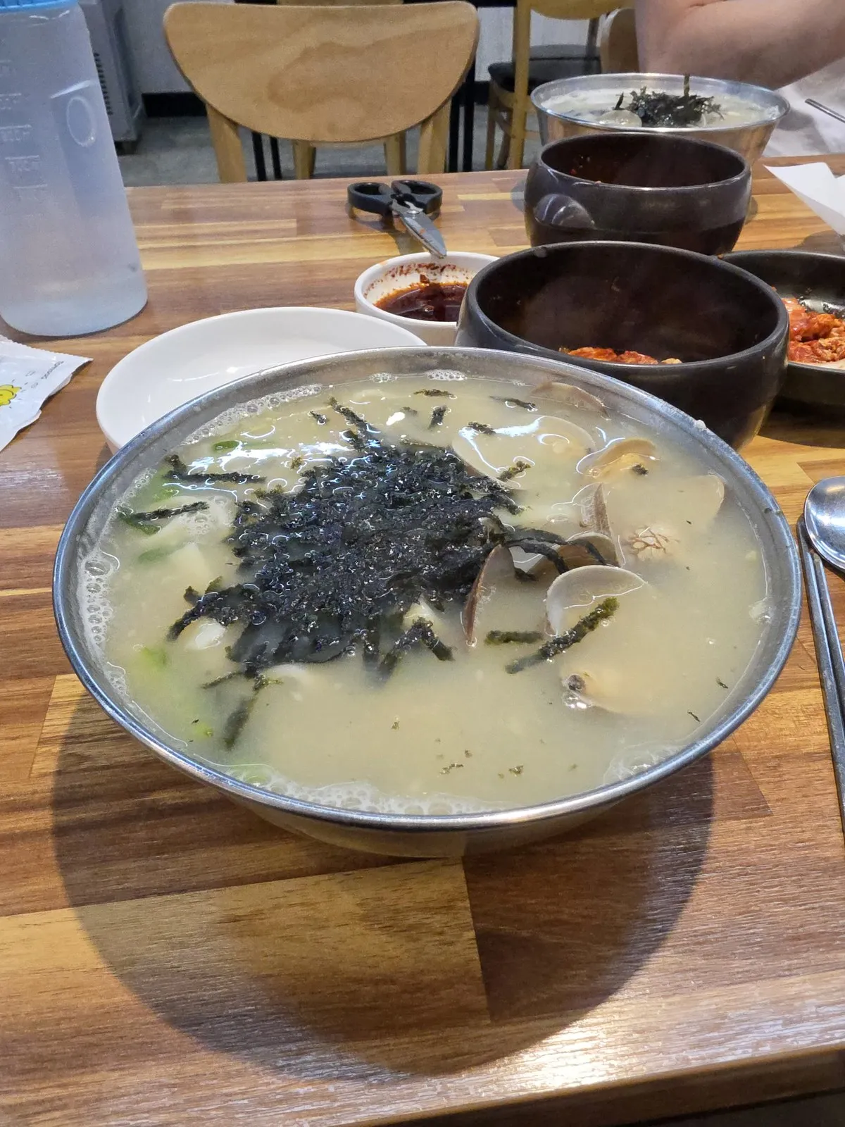 바지락칼국수 한 그릇 — 김을 올린 국물에 바지락이 들어갑니다