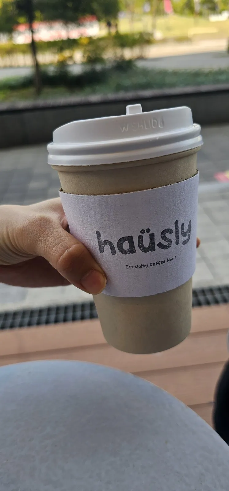 따뜻한 아메리카노 — 흰 슬리브에 하우슬리 도장