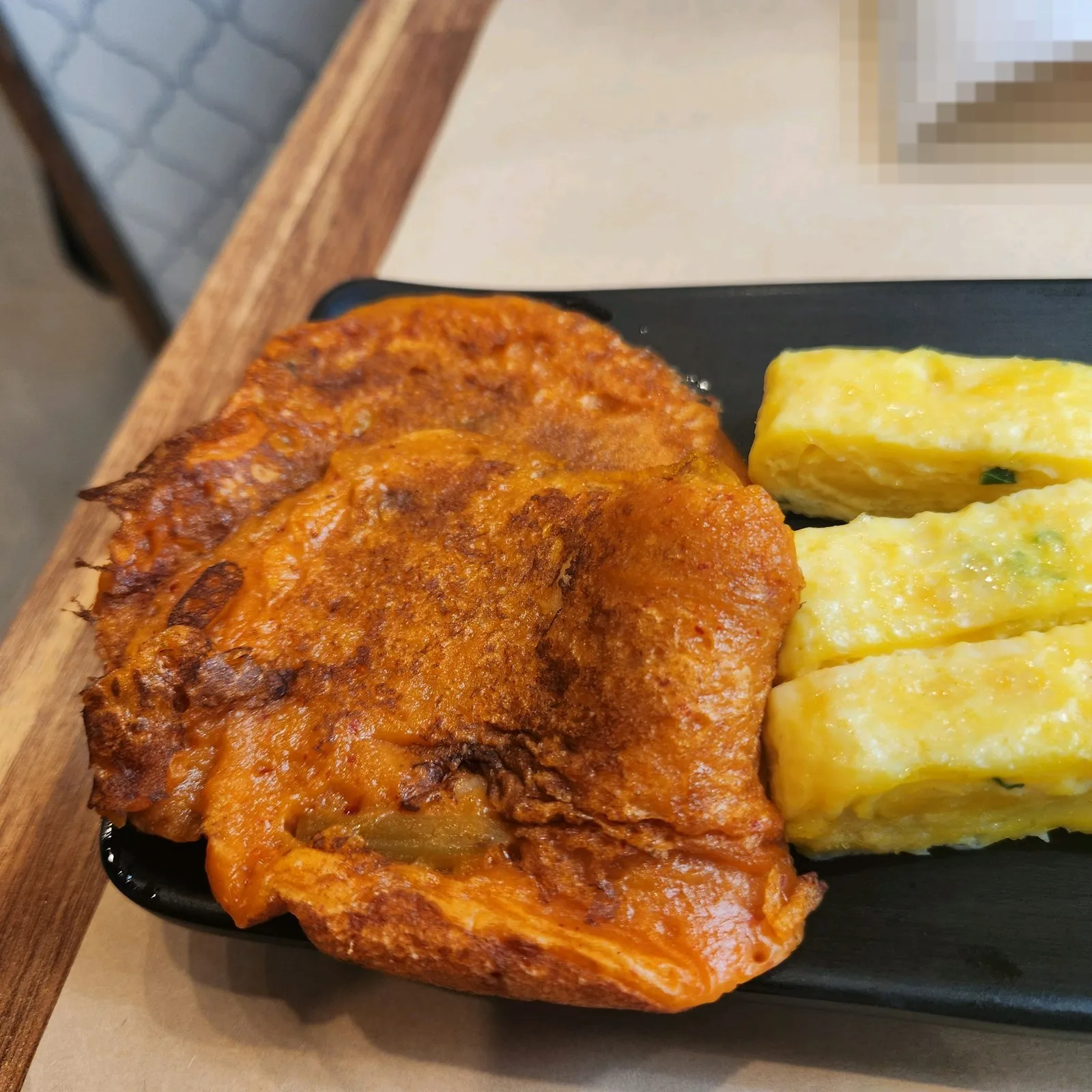 셀프 코너의 김치전과 계란말이 — 손 많이 가는 반찬인데 퀄리티가 훌륭했습니다