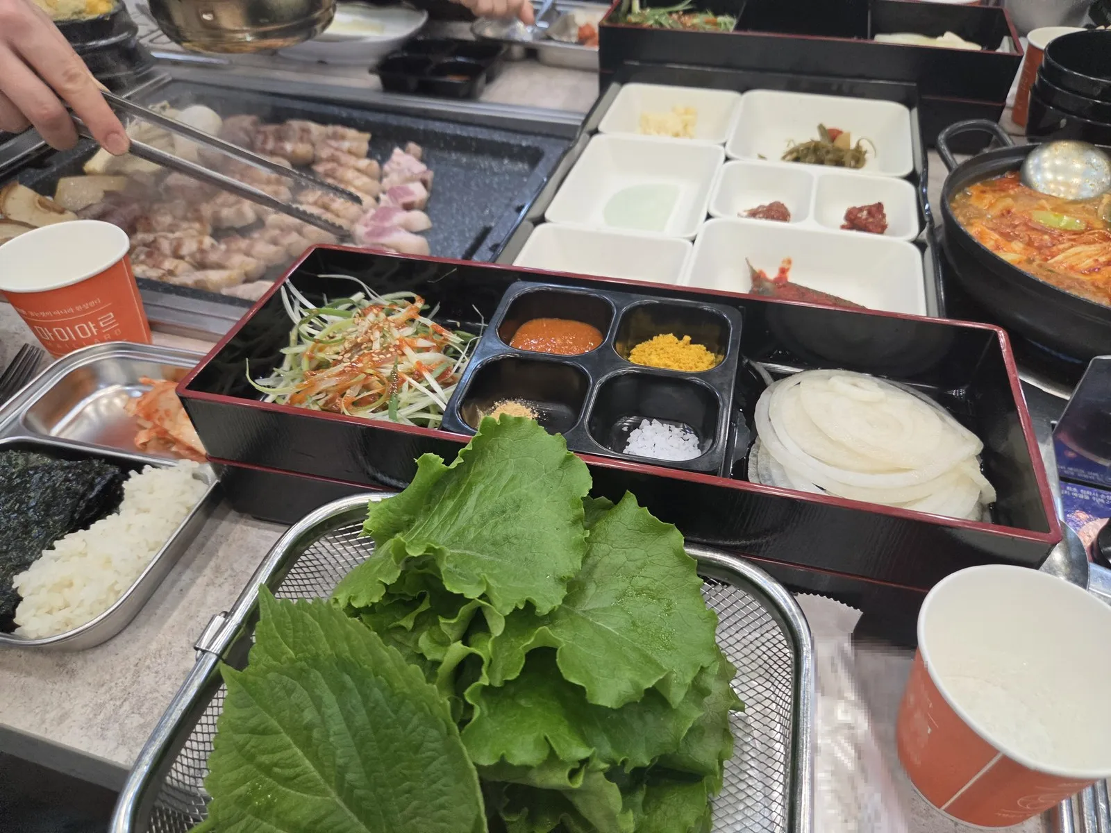 파채·양파·네 칸 소스, 상추와 깻잎 바구니