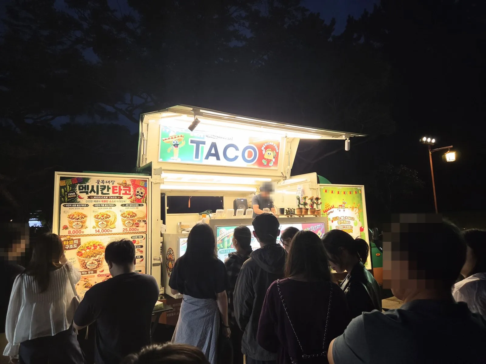멕시칸 타코 푸드트럭과 메뉴판