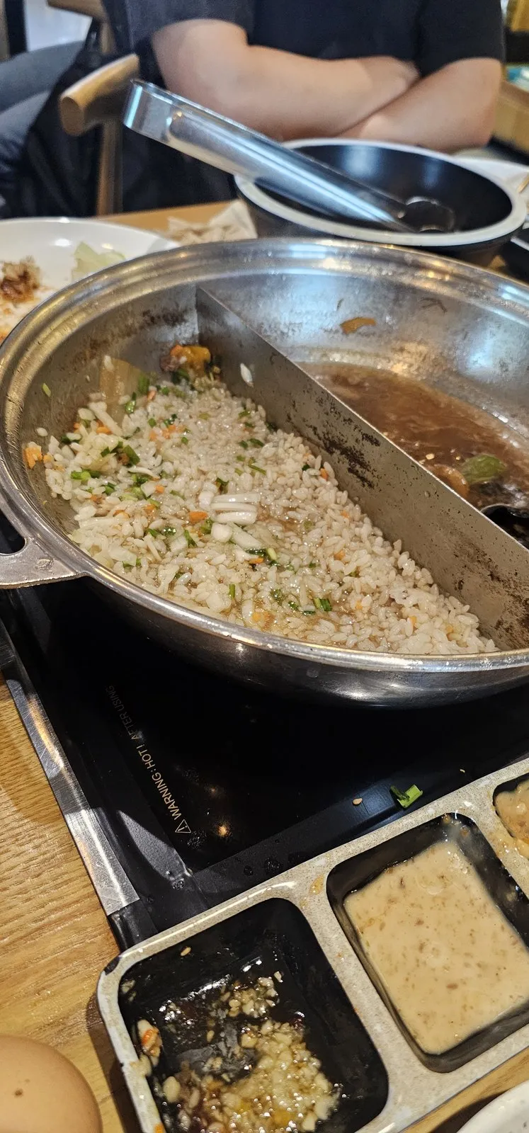 마무리 볶음밥과 소스 3종 — 다 먹고 나서야 찍은 첫 사진