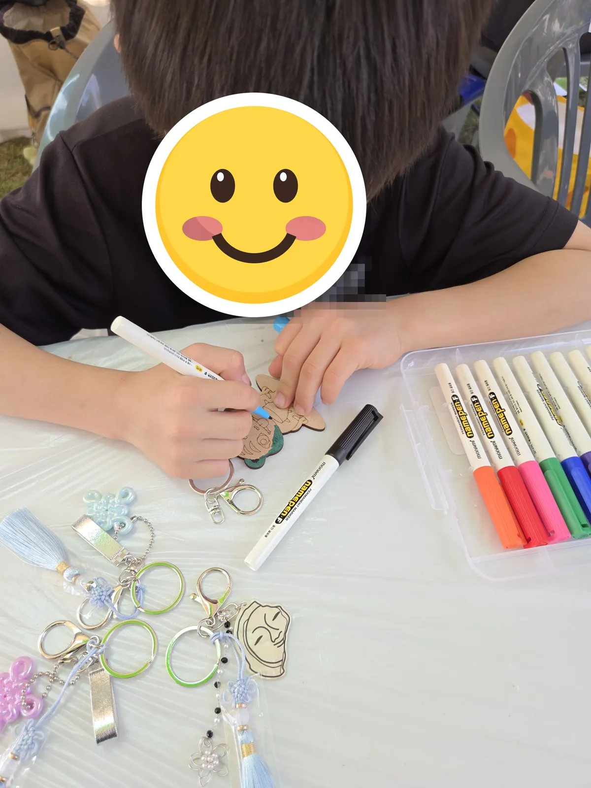 Coloring a wooden Heo Jun character keyring with markers