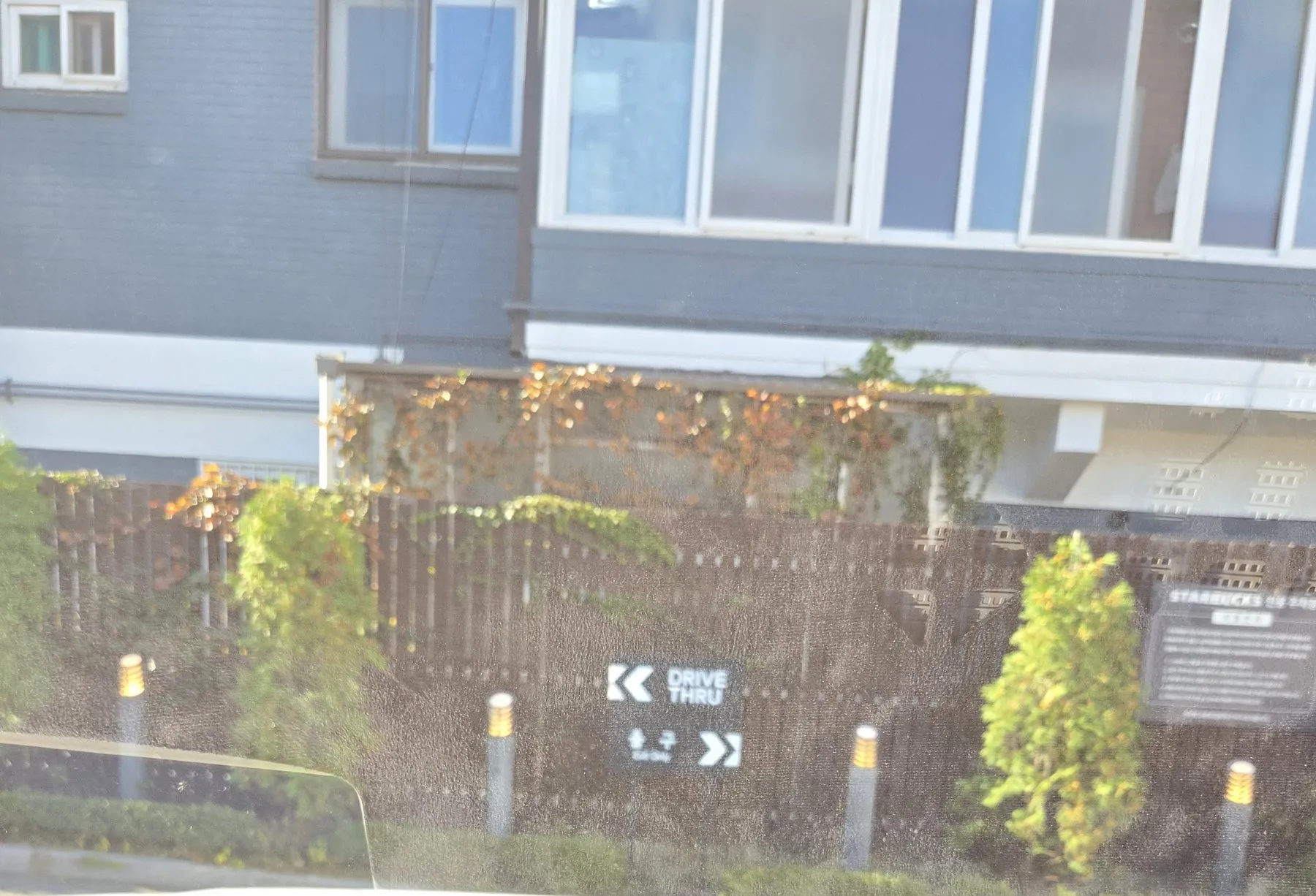 左はDRIVE THRU、右は出口（Exit Only）