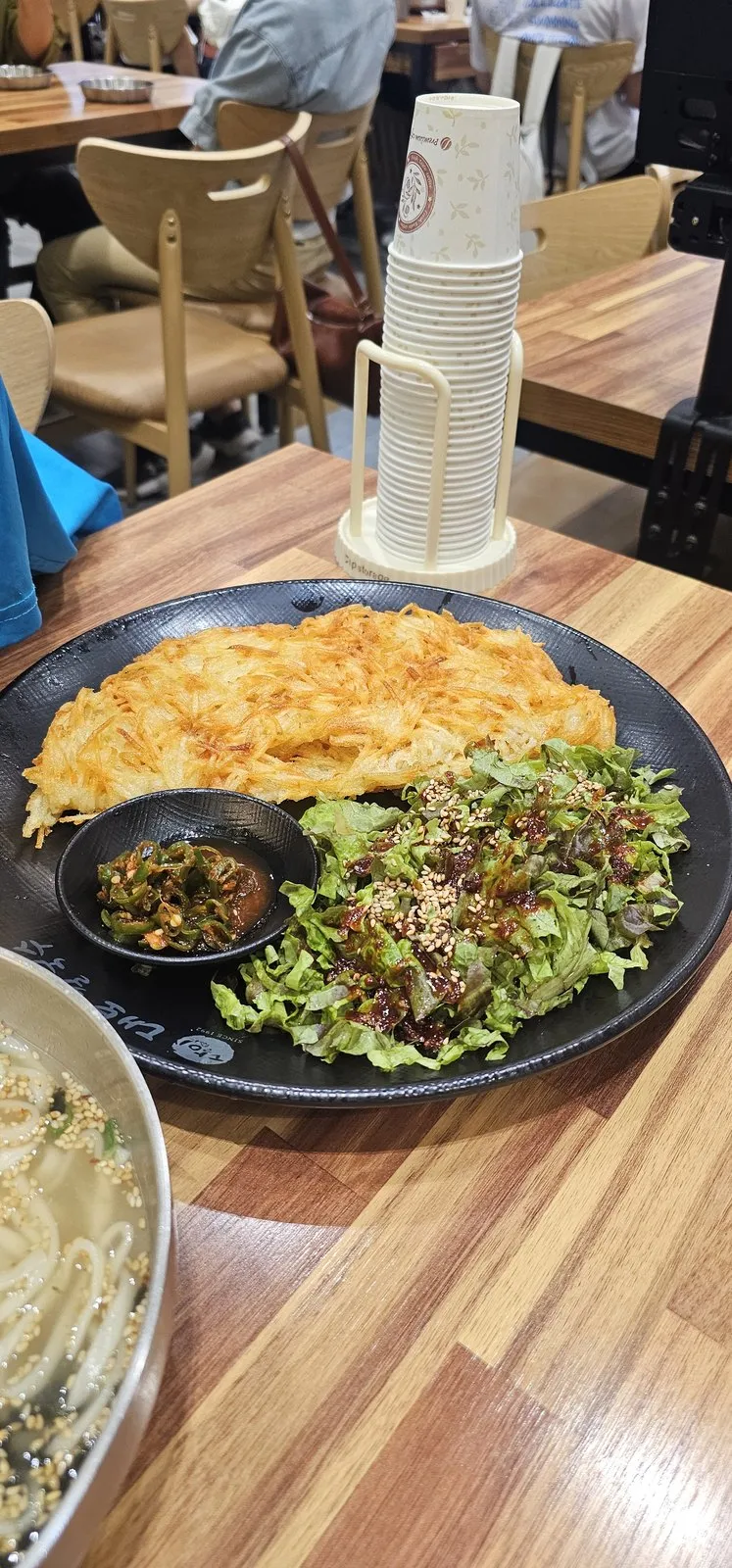 감자채전 한 접시 — 오른쪽 상추 무침, 앞쪽 종지에 고추양념