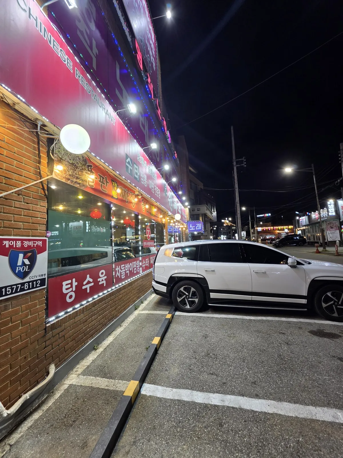 店旁畫好的停車格