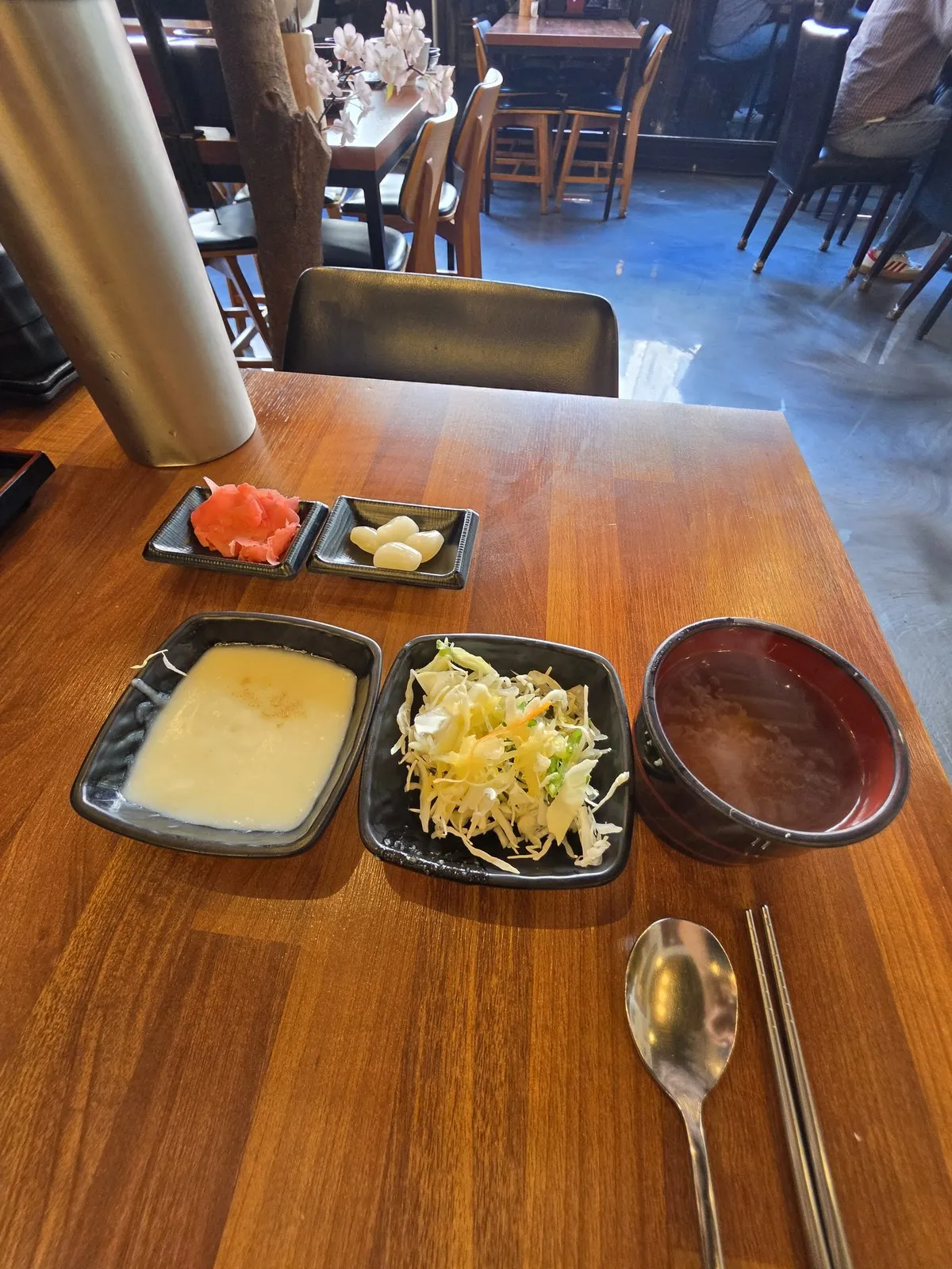 기본 상차림 — 죽, 샐러드, 장국