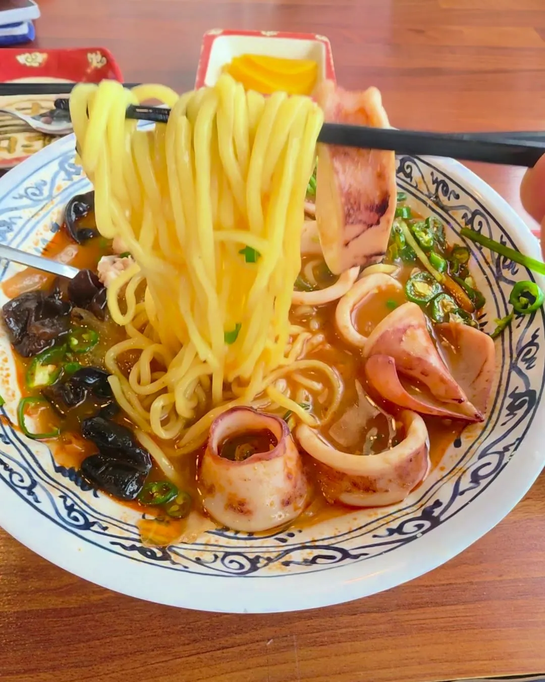麺を一口分 — イカの輪切りが丸ごと見えます