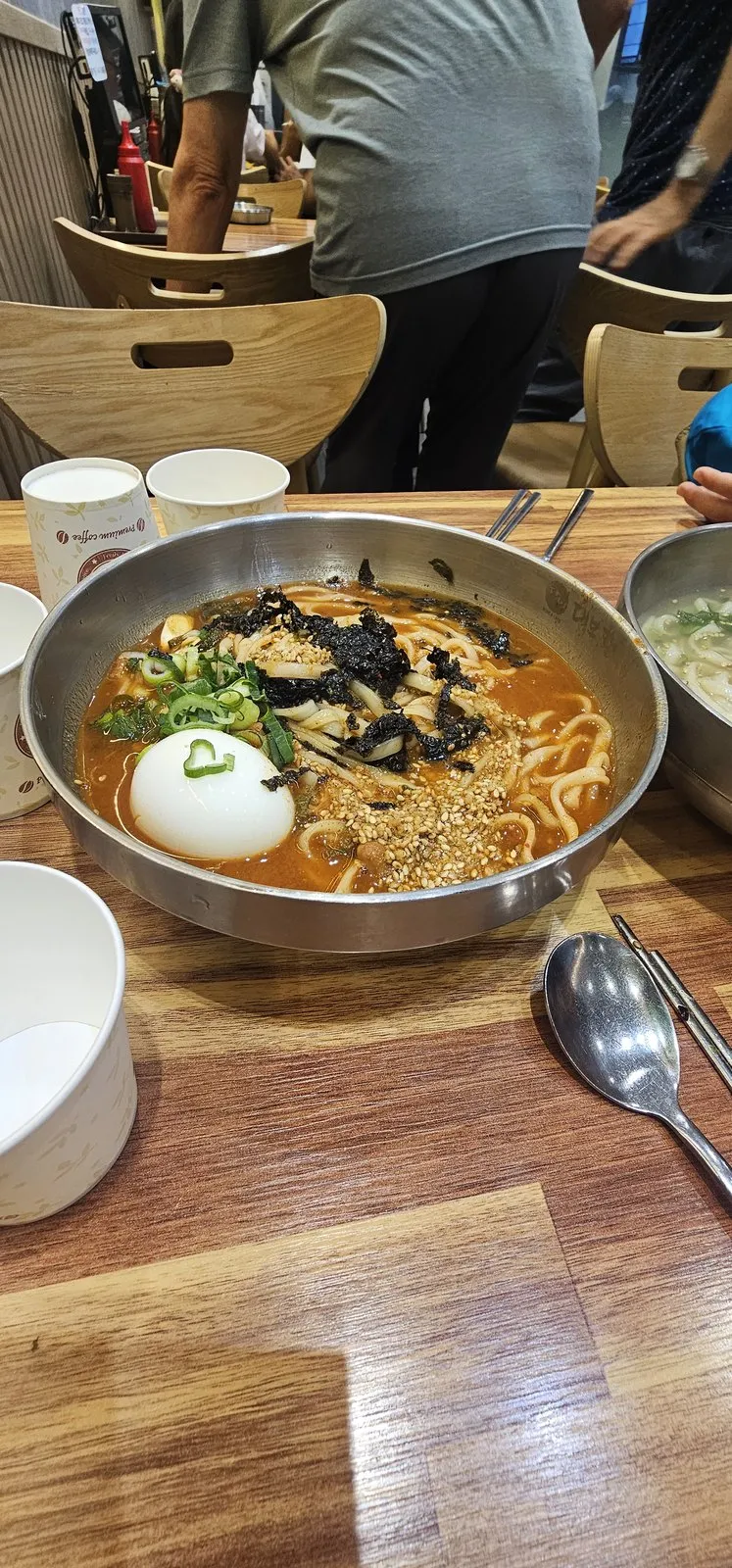 장칼국수 — 삶은 달걀, 김가루, 깨, 파와 고추