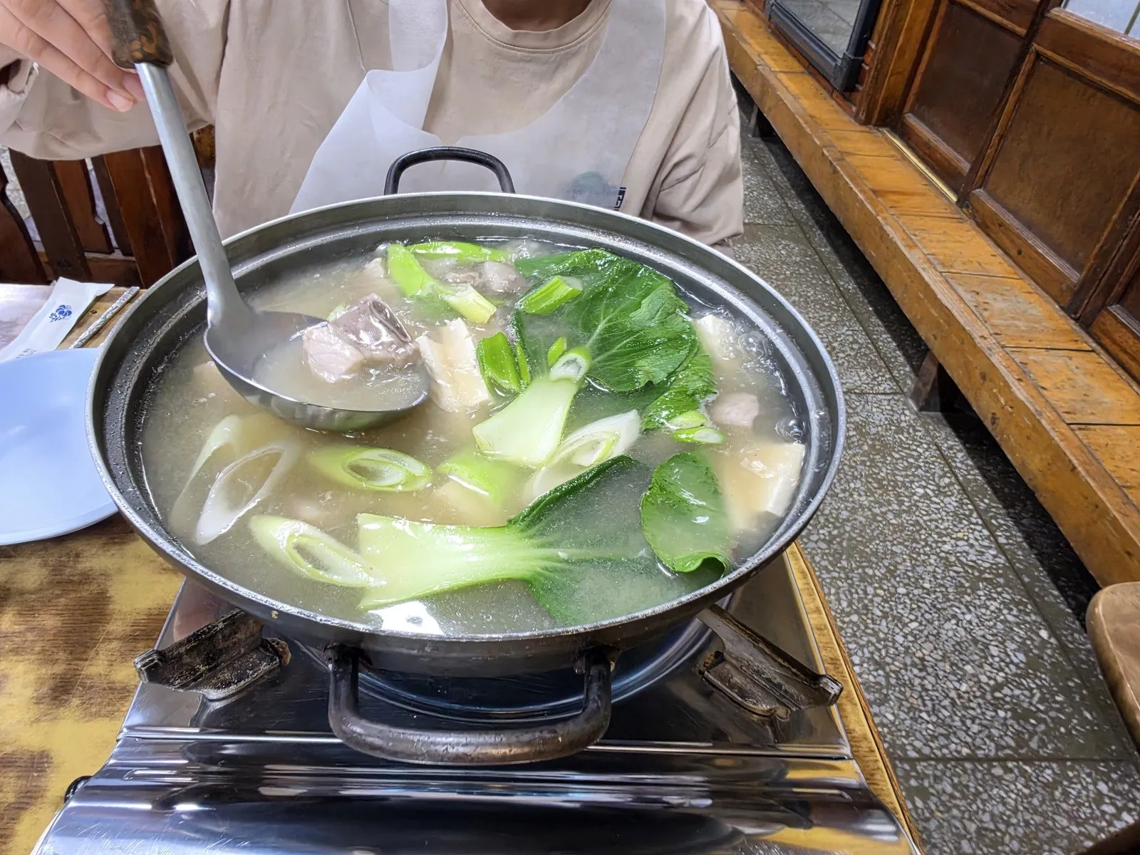 젓국갈비 — 작은 갈비와 두부, 청경채, 대파