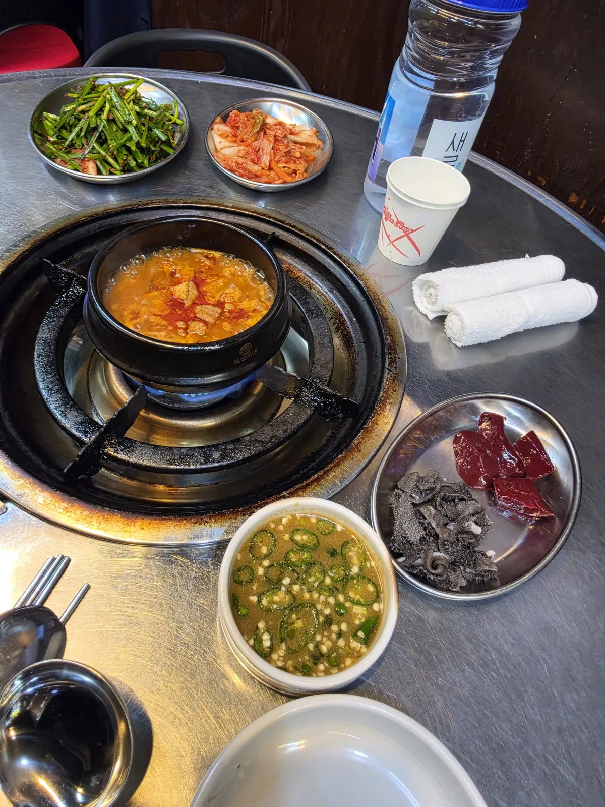 끓는 된장찌개와 함께