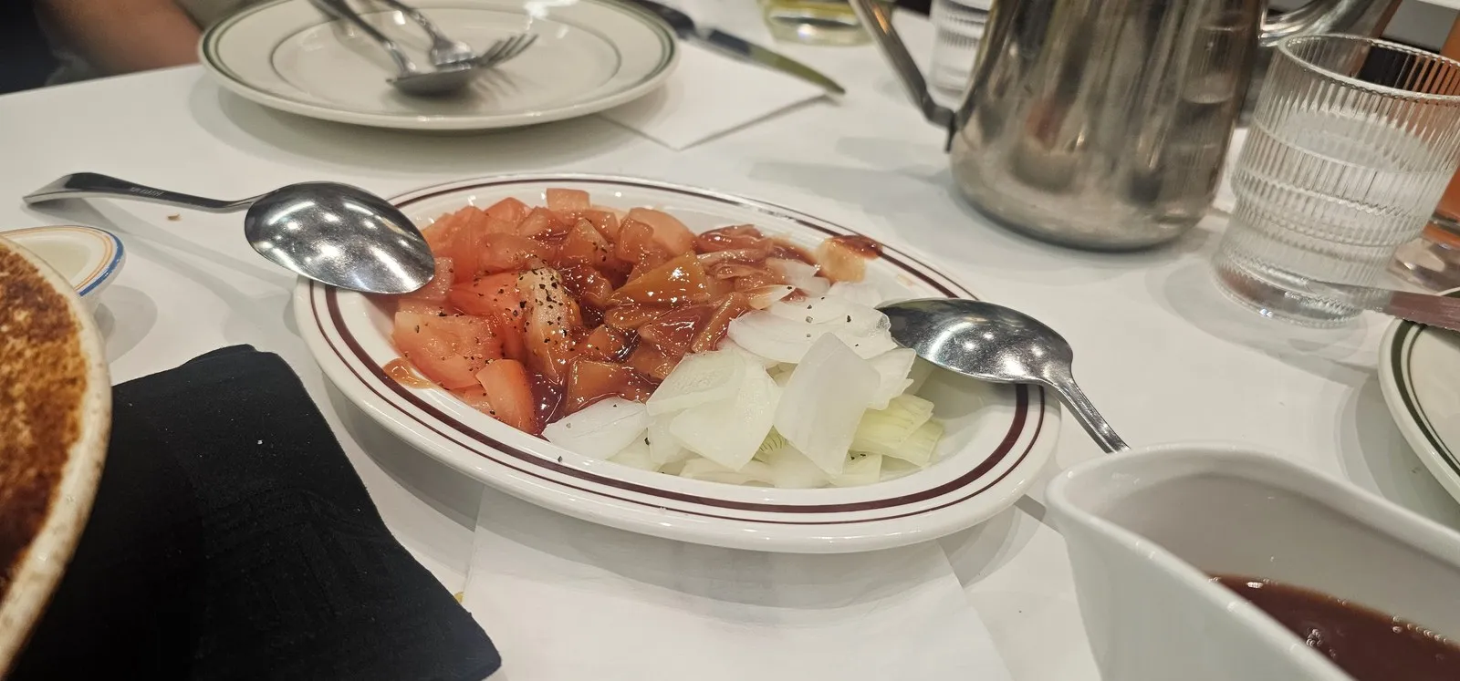토마토·양파 샐러드 — 스테이크 사이사이 입가심용