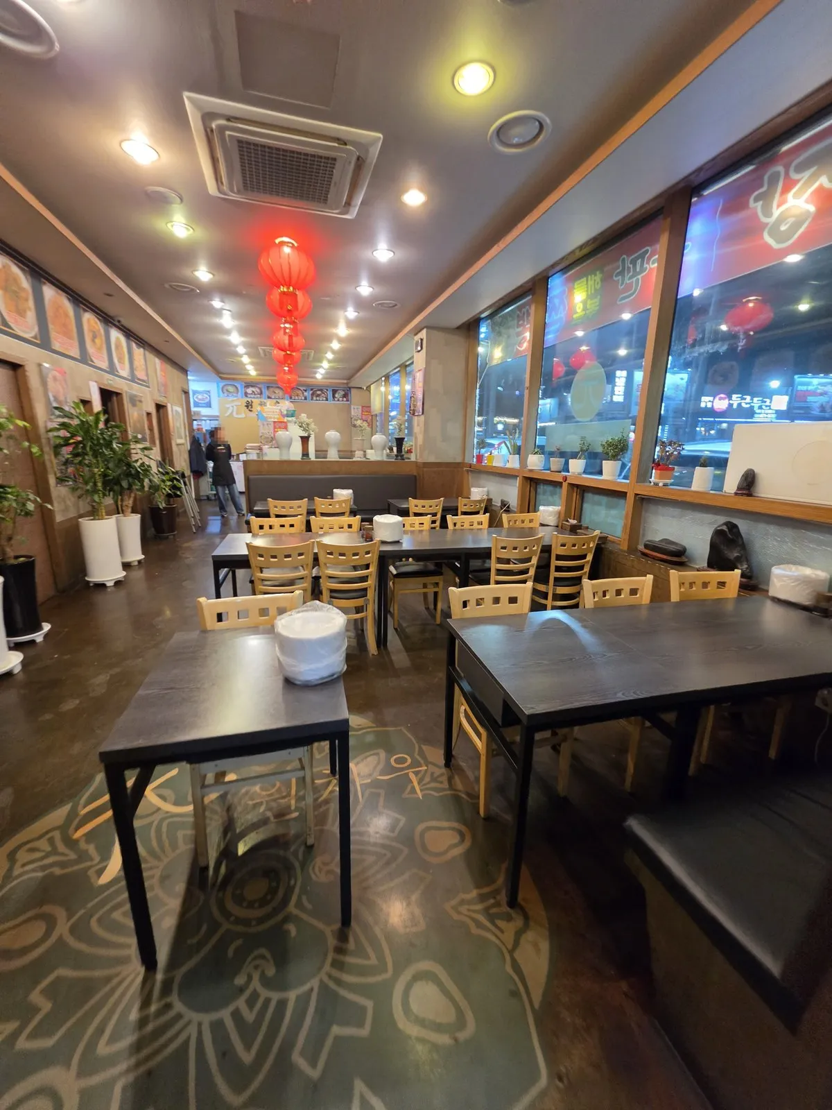 掛著紅燈籠的用餐大廳