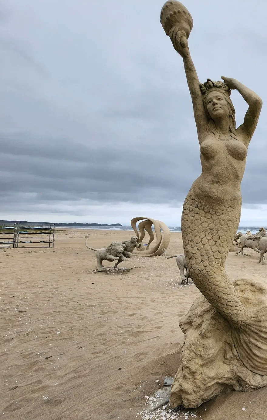 人魚の砂像 — 後ろにライオンと馬も見えます