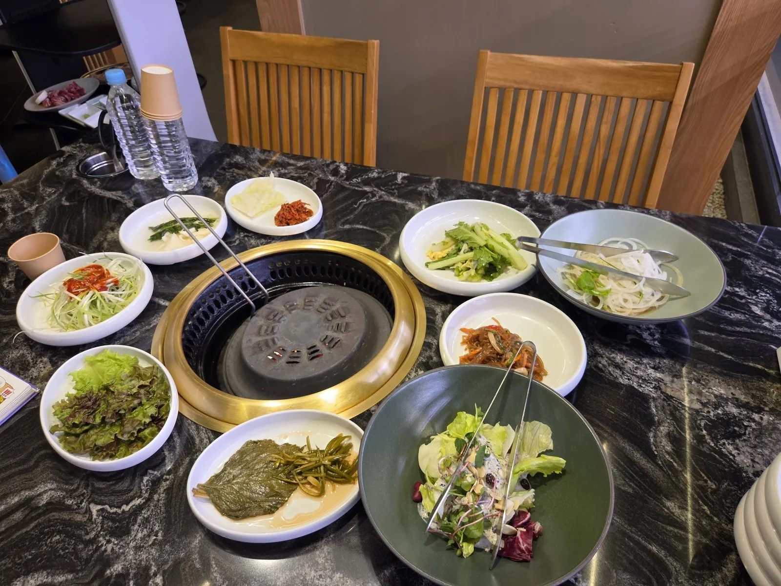 쌈채소·샐러드·파채·장아찌·잡채가 깔린 한 상