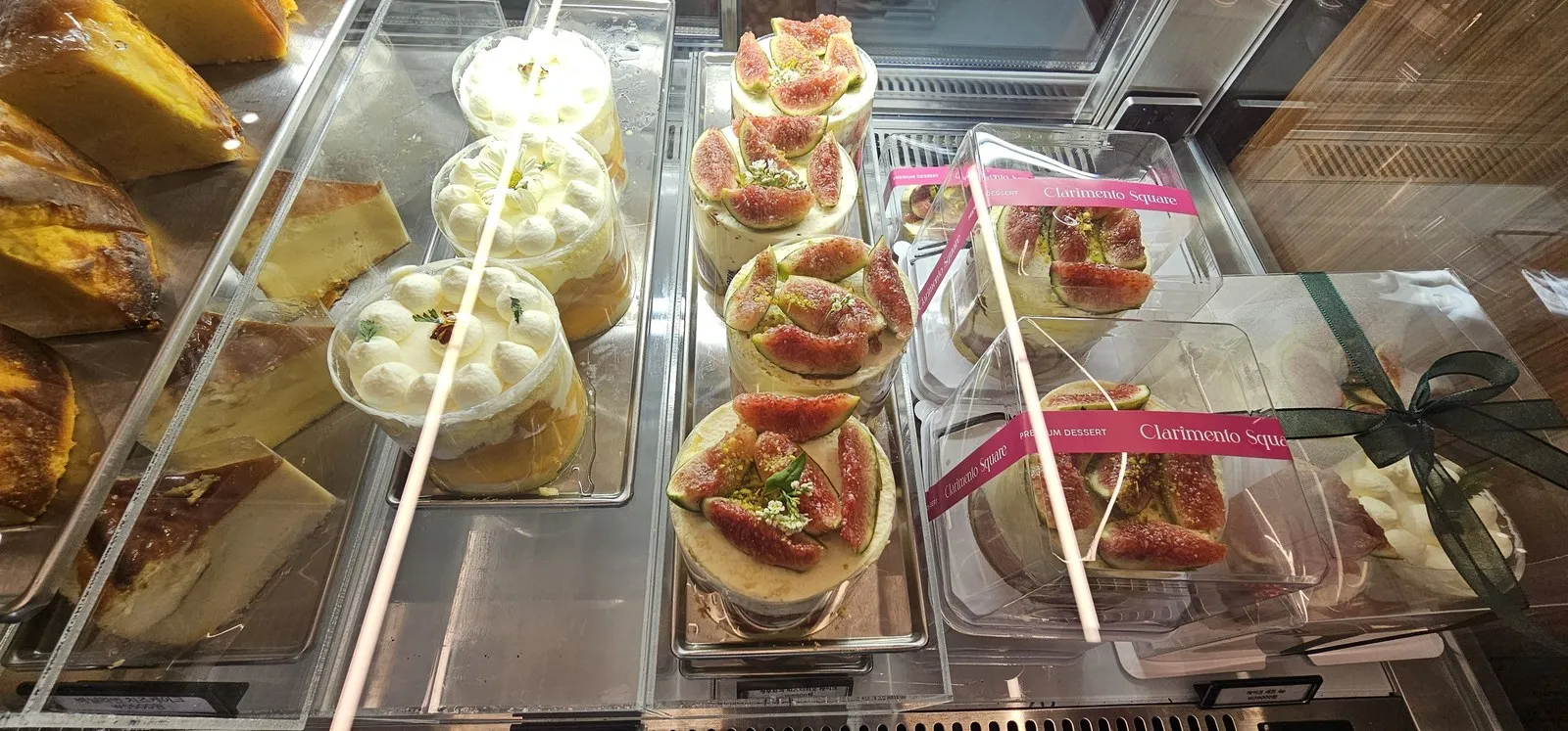 Showcase with the fig cake and cream dessert